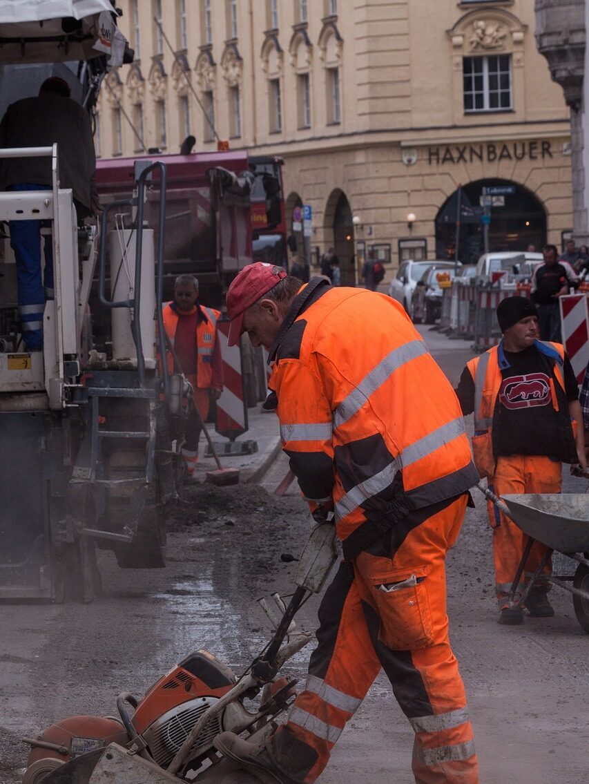 road construction, construction worker, teersäge-192893.jpg